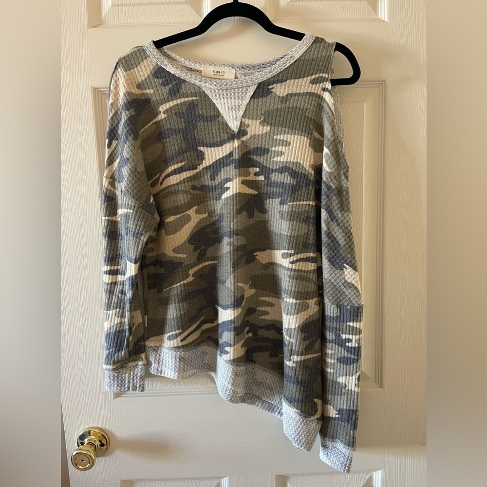 Camo thermal long sleeve • NWOT